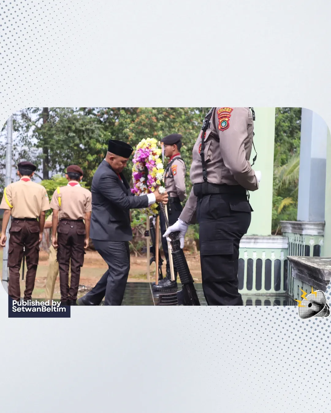 Ketua DPRD Kabupaten Belitung Timur, Fezzi Uktolseja, S.E., M.M., bersama Wakil Ketua DPRD, Agus Firmansyah, mengikuti rangkaian Upacara Tabur Bunga di Taman Makam Pahlawan Kabupaten Belitung Timur.
